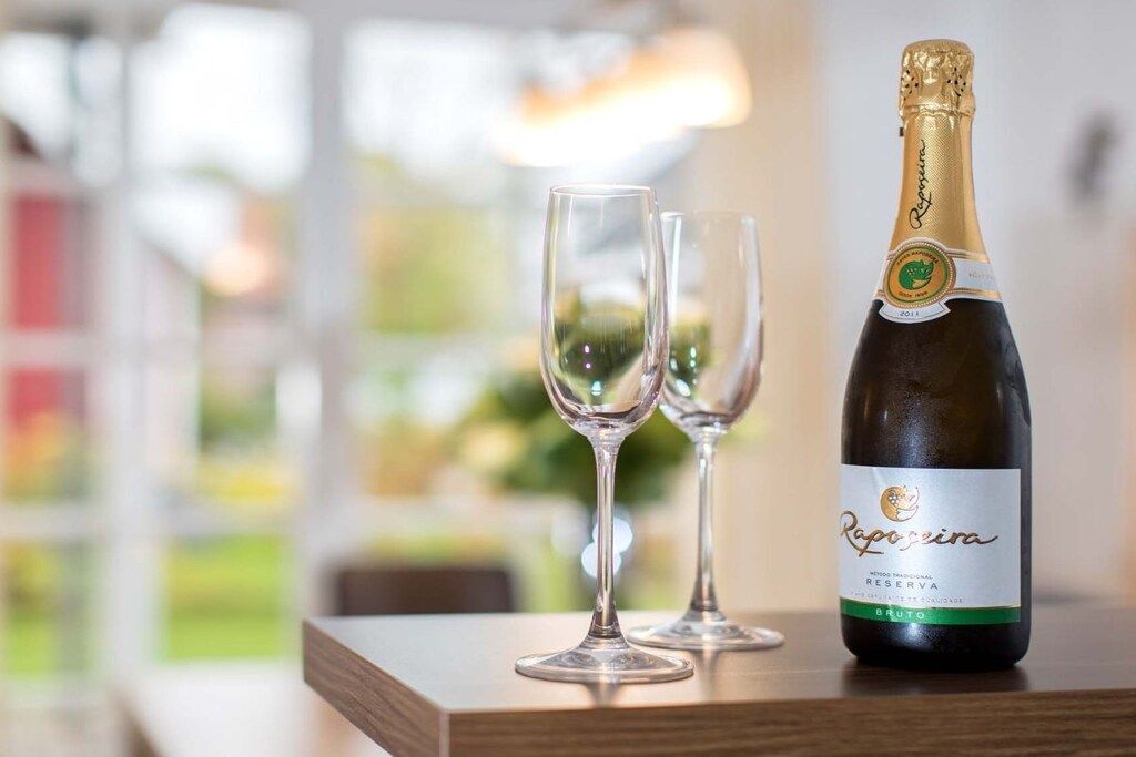 Une bouteille de vin et deux verres sur une table en bois.