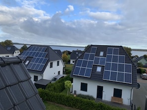 A residential area with houses featuring solar panels on the roofs. - Villa Seegefluster (Goehren-Lebbin)