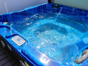 A hot tub with a control panel on the left side. - Villa Seegefluster (Goehren-Lebbin)