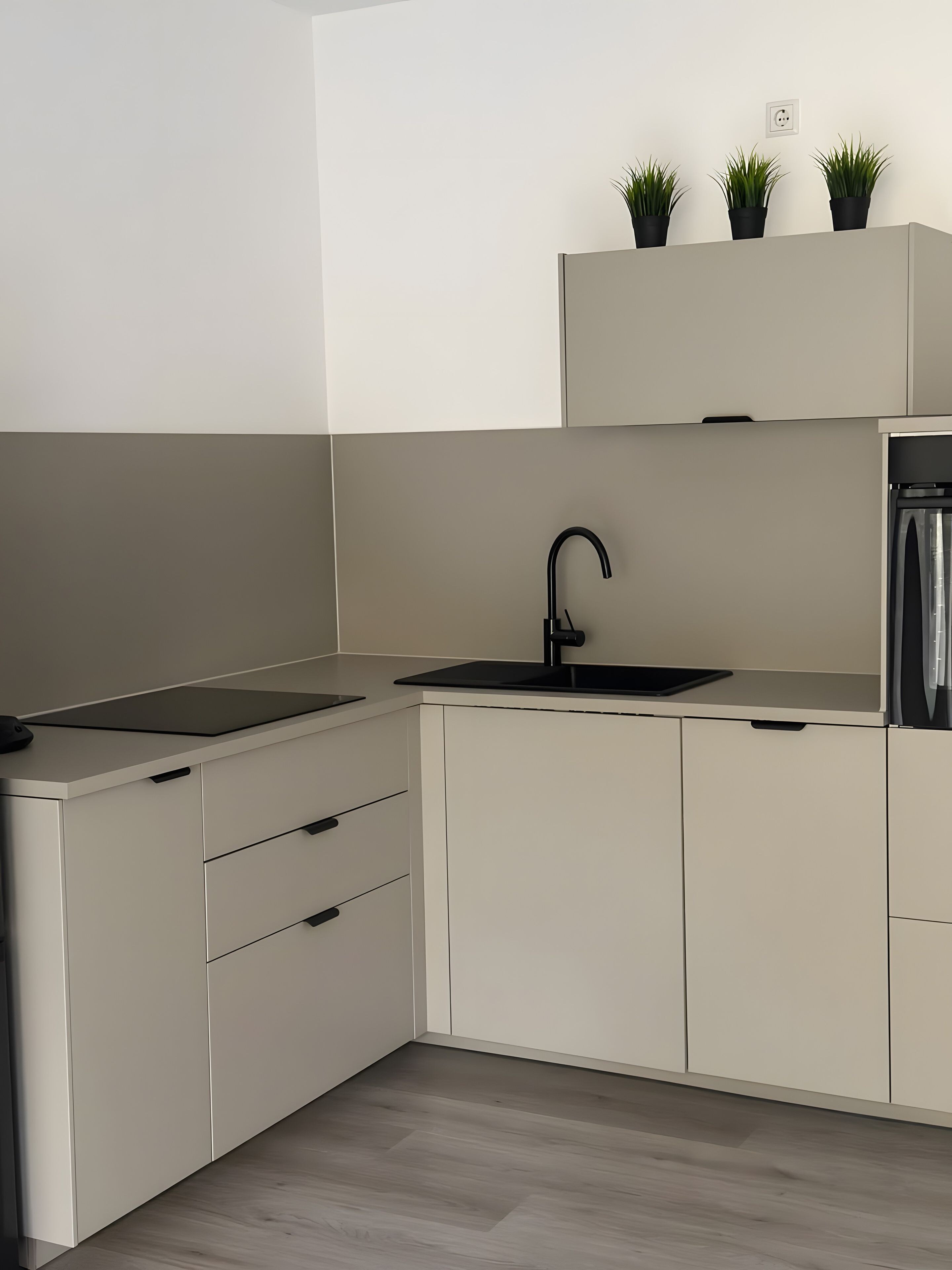 Eine moderne Küche mit integriertem Spülbecken, einer Arbeitsplatte und Schränken.