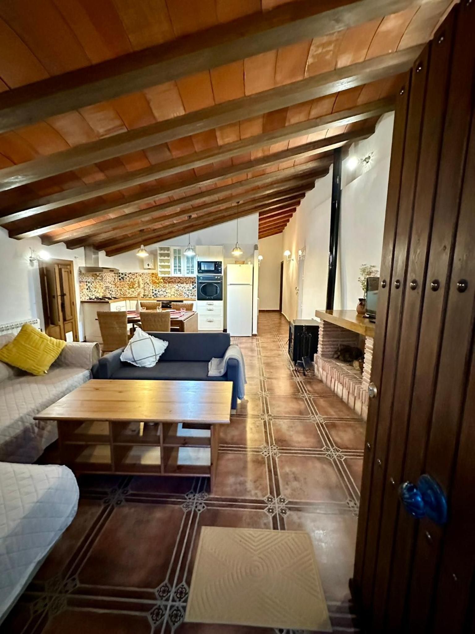 Una sala acogedora con sofá, una mesa de centro y chimenea.