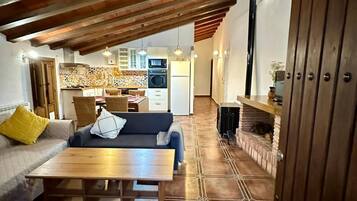 Una sala acogedora con sofá, una mesa de centro y chimenea.