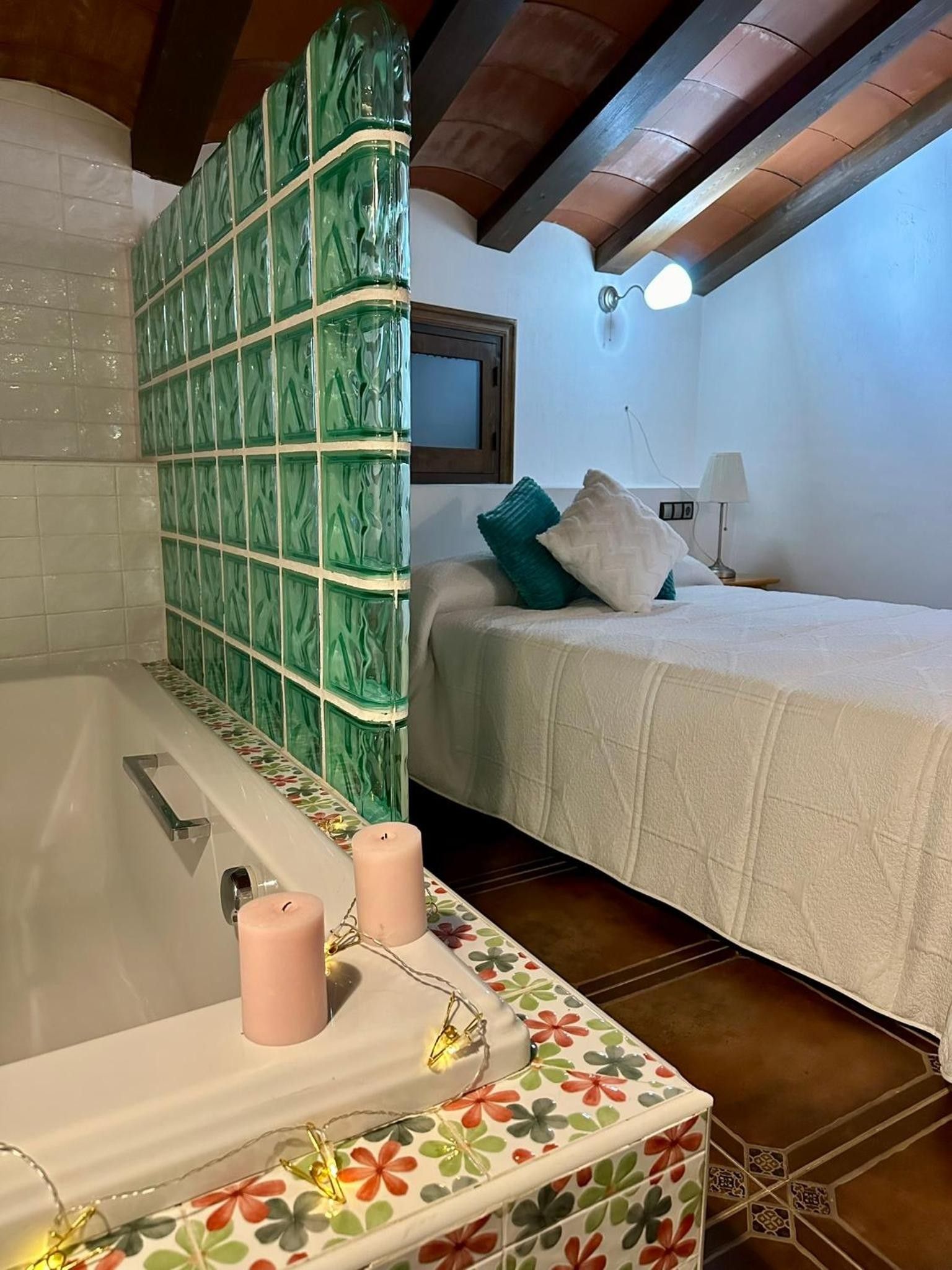 Ein Badezimmer mit einer Badewanne, einem Spiegel und einem Fenster.