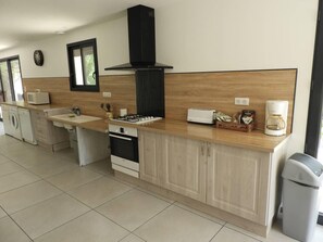 Private kitchen - Vrbo Property (Saint-Rémy)