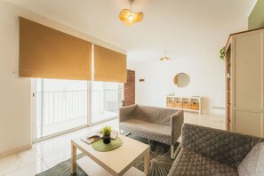 Ein Wohnzimmer mit einer Couch, einem Couchtisch und einem Bücherregal.
