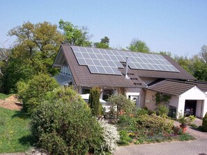 Ein Haus mit Satteldach und Solaranlage.