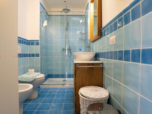A bathroom with a shower, toilet, and sink. - 3-bedroom Villa (Trinità d'Agultu e Vignola)