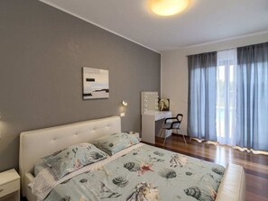 Ein Schlafzimmer mit einem Bett, einem Schreibtisch und einem Stuhl.