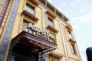 Un edificio con un cartel que dice 'ASIASTAR HOTEL'.