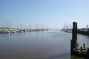 Un port de plaisance où de nombreux bateaux sont amarrés le long du quai.