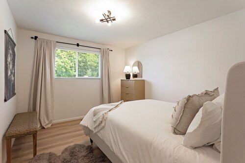A cozy getaway in a convenient location, offering a comfortable home base for exploring the city and surrounding Montana area. Enjoy a relaxing stay with easy access to local shops, dining, outdoor recreation, and all Missoula has to offer.