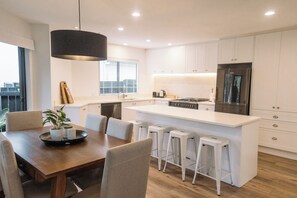 Dining - Close to Mission Bay and train, kids toys and swings, pet friendly! (Meadowbank)