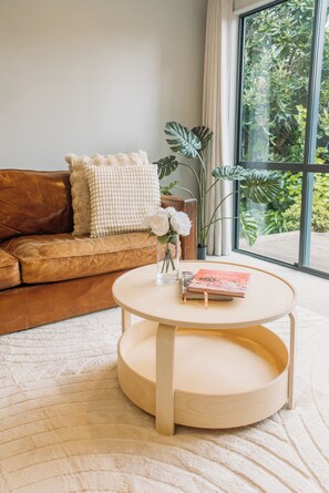 Living area - Close to Mission Bay and train, kids toys and swings, pet friendly! (Meadowbank)
