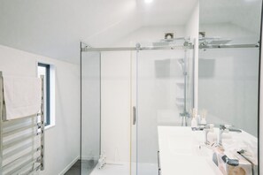 Bathroom - Close to Mission Bay and train, kids toys and swings, pet friendly! (Meadowbank)