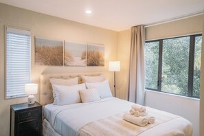 Room - Close to Mission Bay and train, kids toys and swings, pet friendly! (Meadowbank)