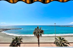 A beach view with a palm tree and a street lamp. - Beach Apartment for 5 in Adra (Adra)