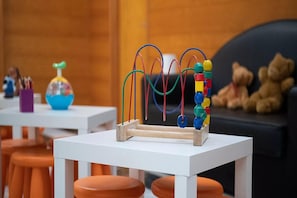 A children's play area with a wooden table, colorful beads, and a toy with a green top. - Golf Beach Apartment with Pool for 2 (Pals)