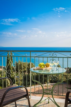 Outdoor dining - Eagle's Nest Studios (Kefalonia)