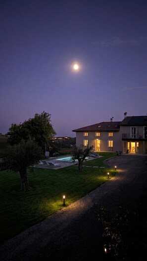 A house with a swimming pool, a lawn, and a paved driveway. - Casa dei Leoni - Adults-Only Sanctuary in Piedmont - Foxy (Piemonte)