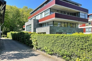 Een modern meerlaags gebouw met grote ramen en een plat dak.