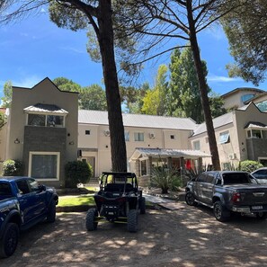 A building with a modern architectural design, featuring a flat roof and large windows. - Alojamiento Carilo Princes (Carilo)