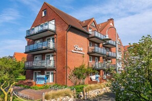 A multi-story building with balconies, a sign reading 'Brock Appenzellerhaus,' and a clear sky. - Apartment in Juist with Wi-Fi and fishing (Juist)