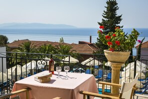 Outdoor dining - Saoulas Studios (Kefalonia)
