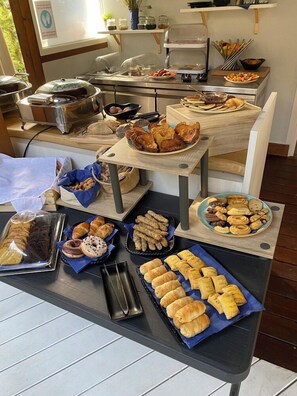 Una mesa de buffet con diferentes alimentos y una estación de café.