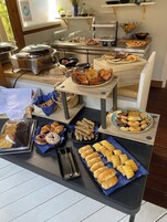 Una mesa de buffet con diferentes alimentos y una estación de café.