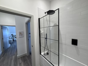 Bathroom - Bright Top Floor Flat with Balcony in Purley (London)