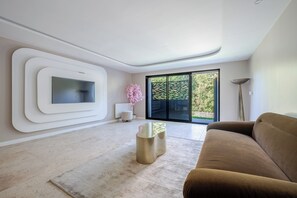 Living area - Beautiful house near Paris, with a large garden and a branch of the Marne River. (Joinville Le Pont)