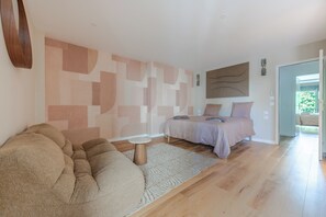 Room - Beautiful house near Paris, with a large garden and a branch of the Marne River. (Joinville Le Pont)
