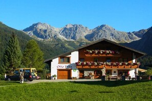 A mountain lodge with a sign reading 'Otto Fritz' and a view of the surrounding mountains. - Holiday apartment in Mittelberg with Wi-Fi (Mittelberg)