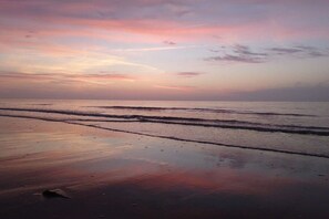 A beach with wet sand and gentle waves. - Holiday apartment with 2 bedrooms (Norderney)