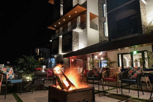 An outdoor seating area with a fire feature, surrounded by chairs and tables. - Best Western Kasauli (Kasauli)