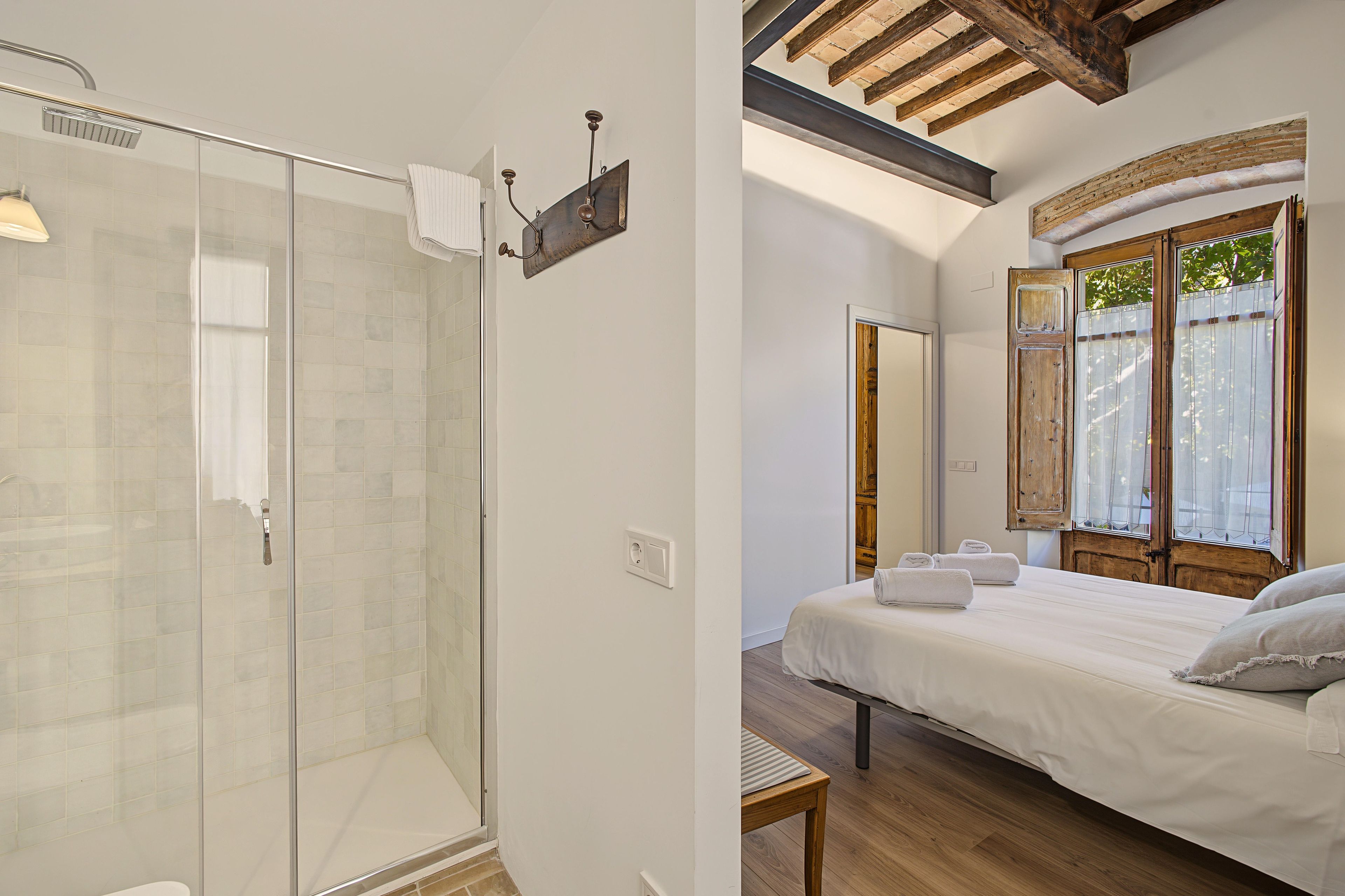 Une salle de bain moderne dotée d’une douche à parois de verre et de toilettes séparées.