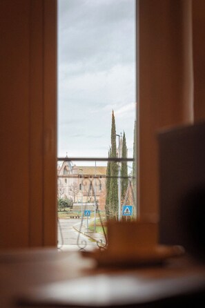 A view through a window with a building in the background. - Chic Design Condo with Fast WiFi Near Assisi (Rivotorto)