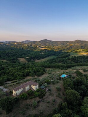 A rural house with a swimming pool, surrounded by dense greenery and hills. - Villa Missiano Unità Pegaso con Piscina (Panicale)