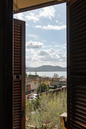 Interior - Lake View Apt. w/ Wi-Fi & Parking in San Feliciano (San Feliciano)