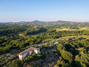 A rural landscape with a white building, a swimming pool, and surrounding greenery. - Villa Missiano Unità Perseo con Piscina (Panicale)