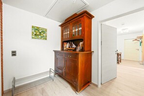 Ein Flur mit einem Holzkasten, einem Heizkörper und einer Tür zu einem anderen Raum.