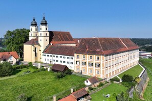 Ein großes, historisches Gebäude mit mehreren Türmen und einem gepflegten Rasen.