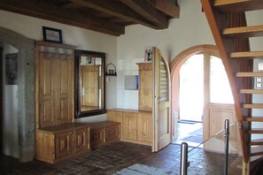 A room with wooden cabinets, a bench, a mirror, and a staircase leading to an outdoor area. - Holiday home with 3 bedrooms (St. Stefan ob Stainz)