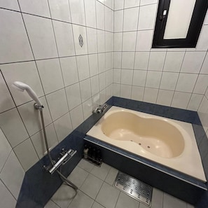A bathroom with a bathtub, a shower, and a toilet. - Hotel Crystal (Tokyo)