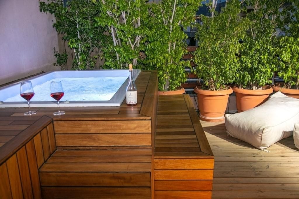 Outdoor spa tub