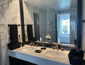 A bathroom with two sinks, a large mirror, and a towel rack. - Holiday Apartment With 1 Bedroom (La Herradura-Marina Del Este Granada)
