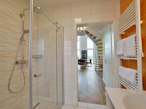 A modern bathroom with a glass shower enclosure, a white sink, and a towel rack. - Holiday Home With 3 Bedrooms (Trent)