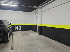 Eine Parkgarage mit einem Auto in einem Stellplatz mit der Nummer 149.