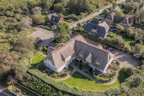An aerial view of a residential area with multiple houses, a driveway, and a well-maintained lawn. - The “large artists’ community,” with excellent access to the West Beach in Wenningstedt (Wenningstedt-Braderup (Sylt))