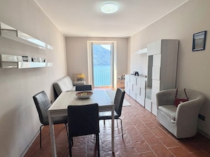 Un pequeño comedor con una mesa, sillas y vistas al exterior.